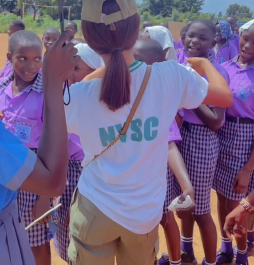 “Corper queen is leaving us, we don’t know what to do” – Pupils te@rfully bade farewell to Corper during send forth (VIDEO)